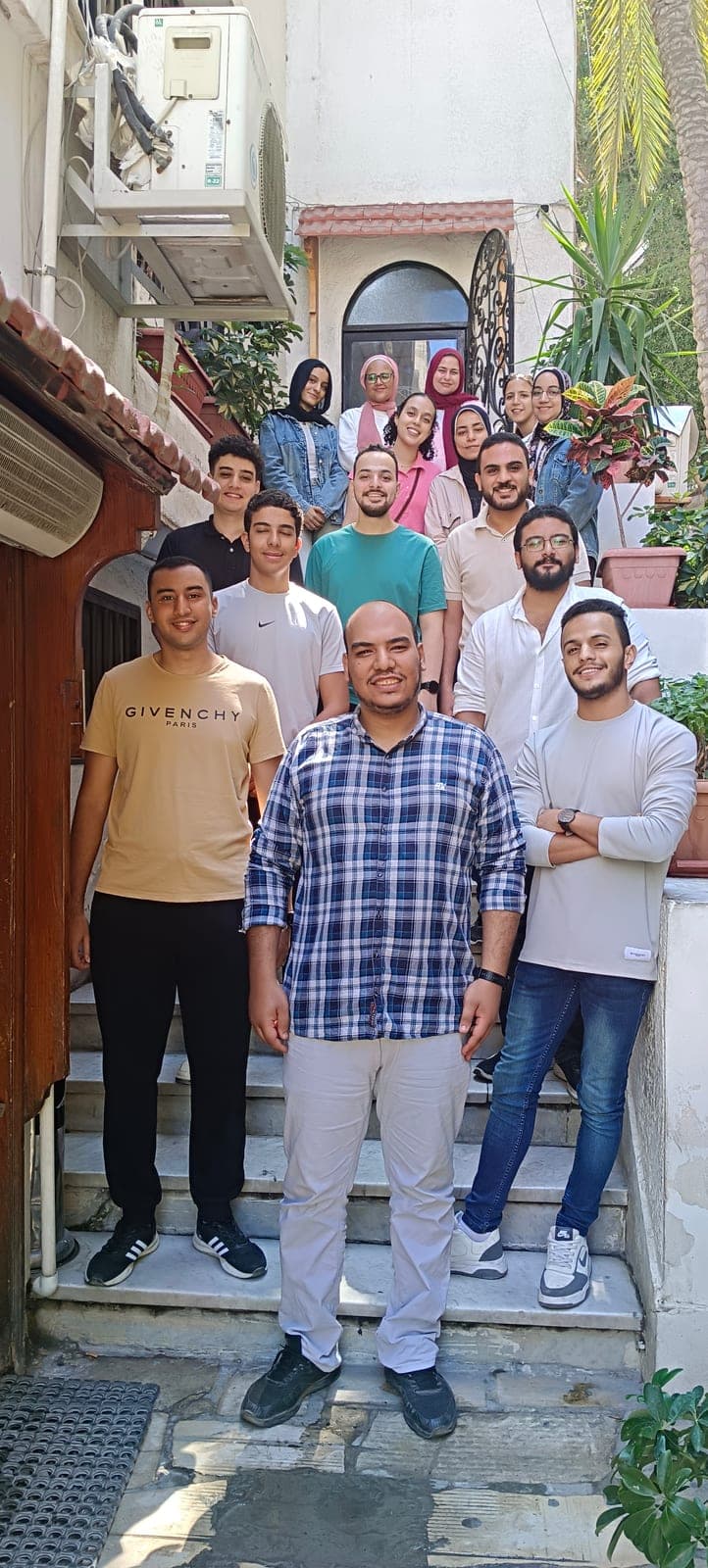 مصطفى البنا مع متدربين في سيشن DEPI بإسكندرية